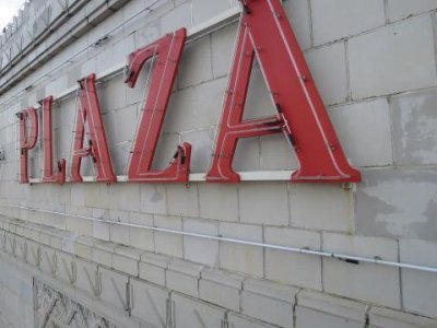 Plaza_Neon_Logo